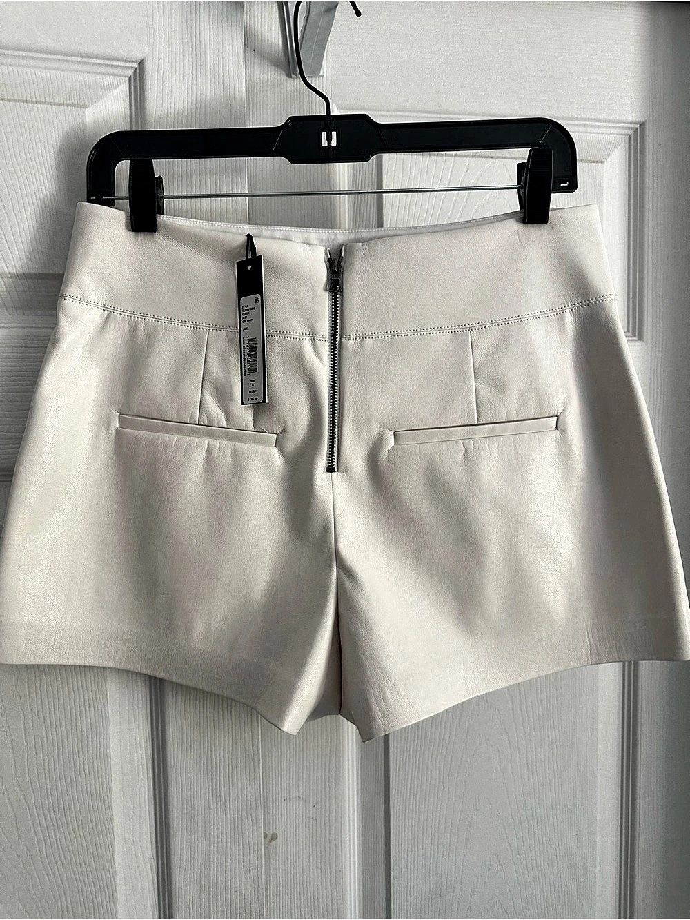 NWT! Alice + Olivia CLO001G16610 High Waist Shorts in White Size 8 NWT